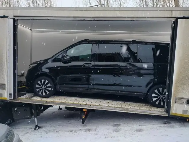 Mercedes-Benz V-Class в закрытом кузове зимой
