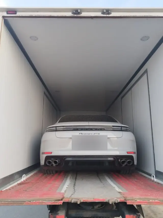 Porsche Panamera GTS в кузове эвакуатора, вид сзади