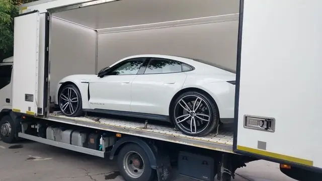 Porsche Taycan Turbo S в закрытом кузове